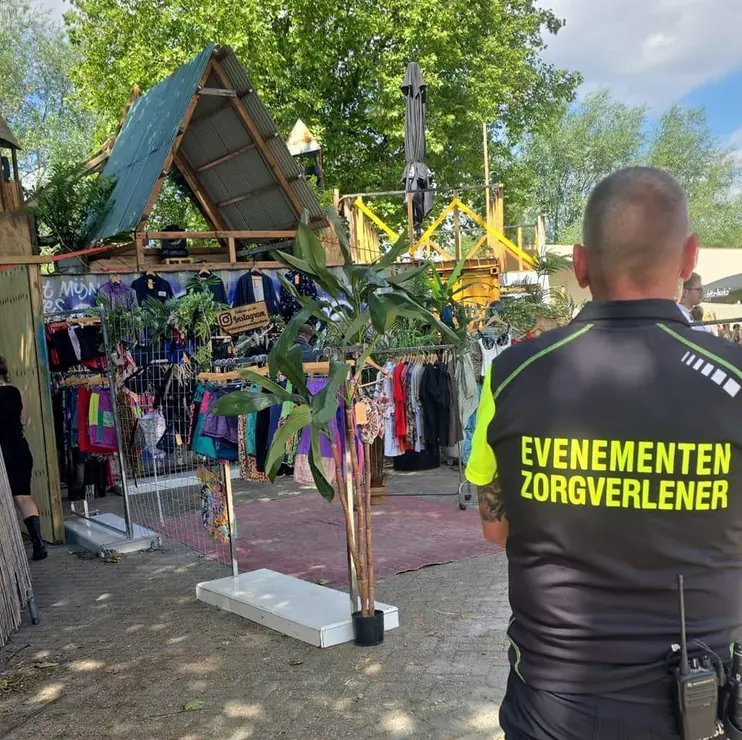 Zorgverleners van Event Safety Service tijdens kermis en braderie